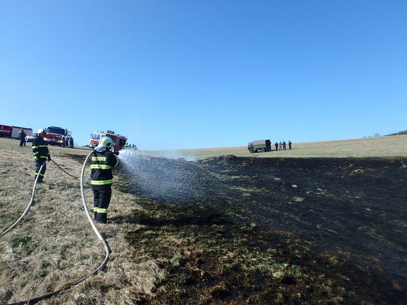 Profesionální hasiči z Trutnova a dobrovolné jednotky z Havlovic, Úpice a Libňatova likvidovali po 15. hodině požár suchého travního porostu na ploše asi 50x70 metrů.