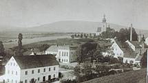 Historické centrum (prostor u zámku a pozdějšího pivovaru) Rudníku, tehdejších Heřmanových Sejfů, na dobových fotografiích.