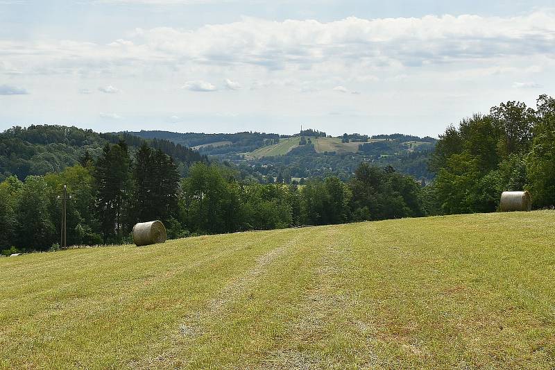 Proti plánované výstavbě satelitního městečka s rekreačními domy, hotelem s bungalovy a dvěma apartmánovými budovami protestují obyvatelé Mladých Buků a Svobody nad Úpou.