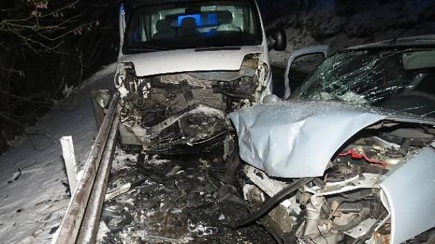 Následky dopravní nehody ve Chvaleči