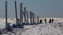 Slunečný víkend přilákal na hřebeny Krkonoš tisíce turistů, do terénu vyrazila řada skialpinistů.