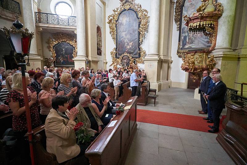 Kostelem na Kuksu zněla trubka a varhany.