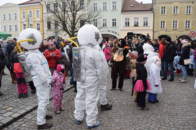 Přehlídkou zajímavých a neobvyklých masek byl masopust v Hostinném. 