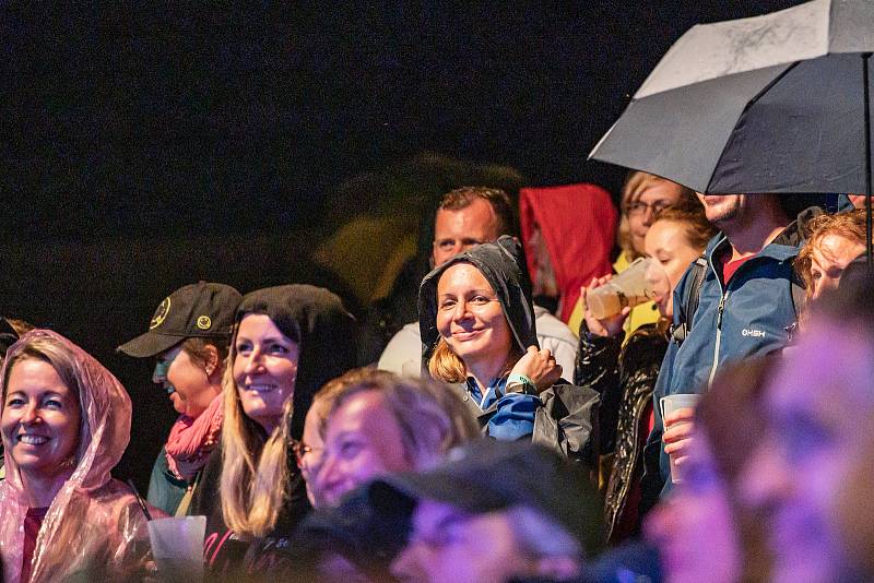 Koncert Michala Hrůzy s kapelou na Štěrbově vile u Přehrady Les Království.