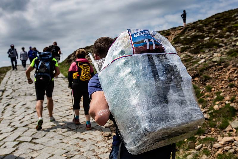 Závod horských nosičů Sněžka Sherpa Cup 2019 z Pece pod Sněžkou na vrchol nejvyšší české hory.