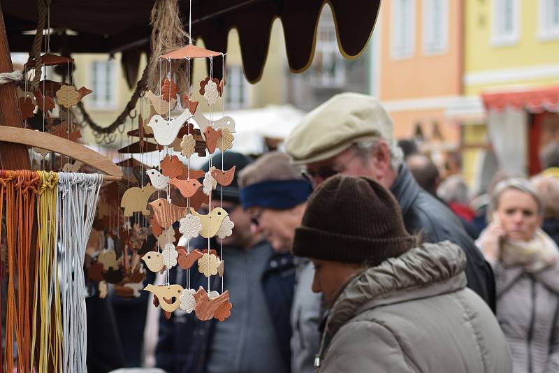 Velký zájem návštěvníků provázel Řemeslný trh pod obry v Hostinném.