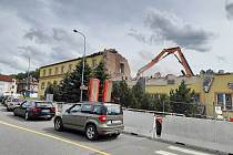 V Trutnově ve Volanovské ulici začala demolice budovy Střední školy hotelnictví, řemesel a gastronomie.
