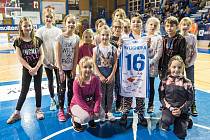 Ženský tým Lokomotivy přišly povzbudit děti z trutnovské basketbalové přípravky, které o přestávce soutěžily o dres, podepsaný ligovými hráčkami.