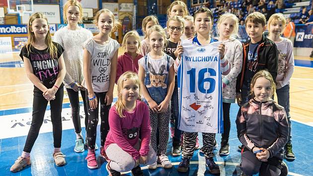 Ženský tým Lokomotivy přišly povzbudit děti z trutnovské basketbalové přípravky, které o přestávce soutěžily o dres, podepsaný ligovými hráčkami.