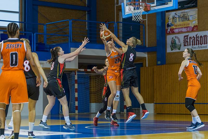 Z finálového duelu Ružomberok - Hradec Králové při basketbalovém turnaji O pohár města Trutnova.