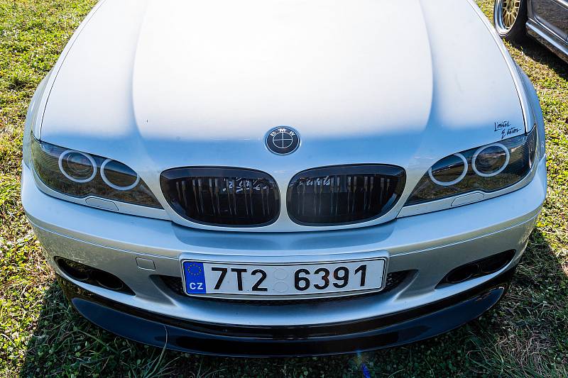 Setkání vozů BMW v areálu hospitálu Kuks.