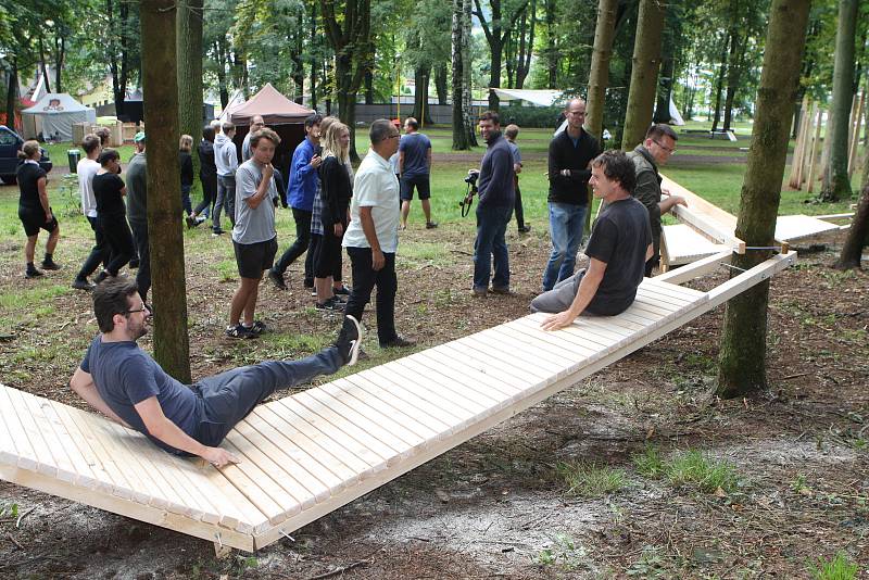 Z vernisáže prací studentů architektury na trutnovském Bojišti.