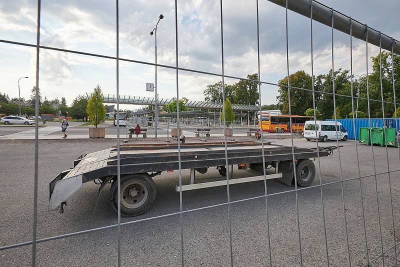 Kvůli rekonstrukci pěší zóny v Horské ulici v Trutnově je od pondělí až do května příštího roku uzavřené malé parkoviště vedle autobusového nádraží.