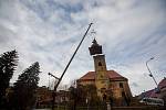 Mohutný jeřáb sundal v pátek v Pilníkově poškozenou kopuli z věže kostela Nejsvětější trojice v Pilníkově.