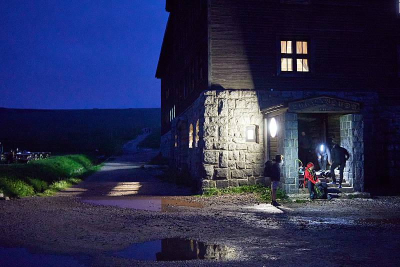 Noční výstup na Sněžku za východem Slunce z Dolní Kalné se letos šel již po pětačtyřicáté.