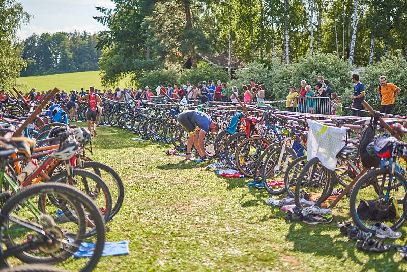 Triatlon v Dolcích u Trutnova. Soupeřili jednotlivci i štafety.