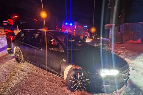 Ve Špindlerově Mlýně blízko lyžařského areálu Svatý Petr zapadlo do sněhu auto na letních pneumatikách.