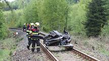 Tragická nehoda. Na železničním přejezdu v Bílé Třemešné rychlík smetl v pondělí přes osmou hodinou ráno osobní auto. Řidička zemřela.