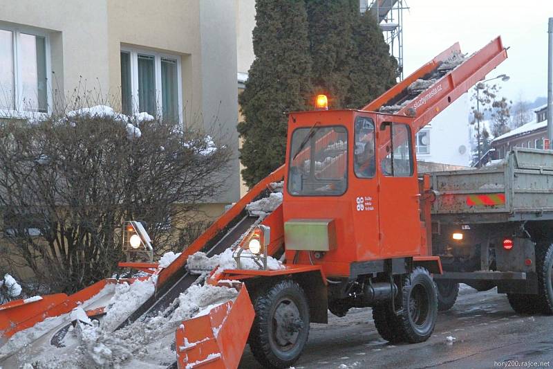 Stalinovy ruce ve Vrchlabí v akci.