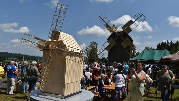V sobotu se za veliké účasti veřejnosti konalo v Borovnici slavnostní ukončení stavby větrného mlýna.