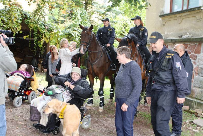 Na trutnovské faře vozíčkárům předvedli zásahy policisté na koních