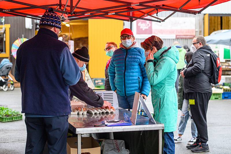 Lidé mohli v sobotu konečně vyrazit na farmářské trhy v Poříčí.