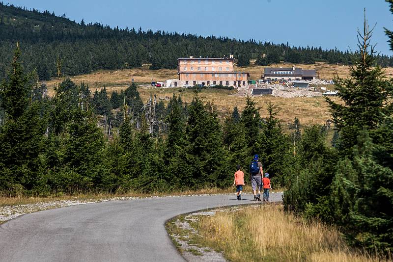 Stavba Petrovy boudy v Krkonoších spěje do finiše.