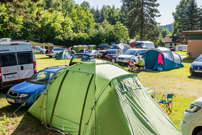 Trutnovský kemp Dolce obsadilo na prodloužený červencový víkend osmdesát stanů a čtyřicet karavanů.