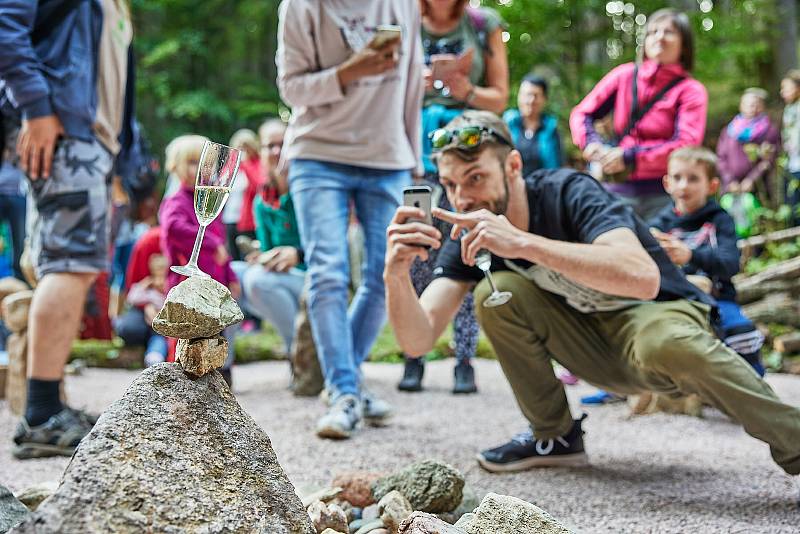 Pokřtěno! První hřiště na světě pro stone balancing nebo-li vyvažování kamenů bylo v sobotu otevřeno u lesní plovárny Retropark Sejfy v Mladých Bukách.