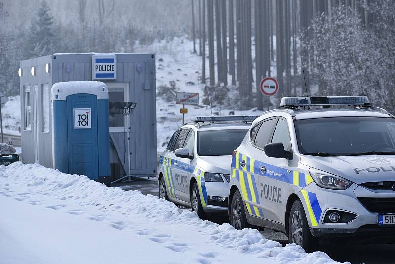 Policejní kontroly na hranicích okresu Trutnov ve Rtyni v Podkrkonoší v neděli 14. února.