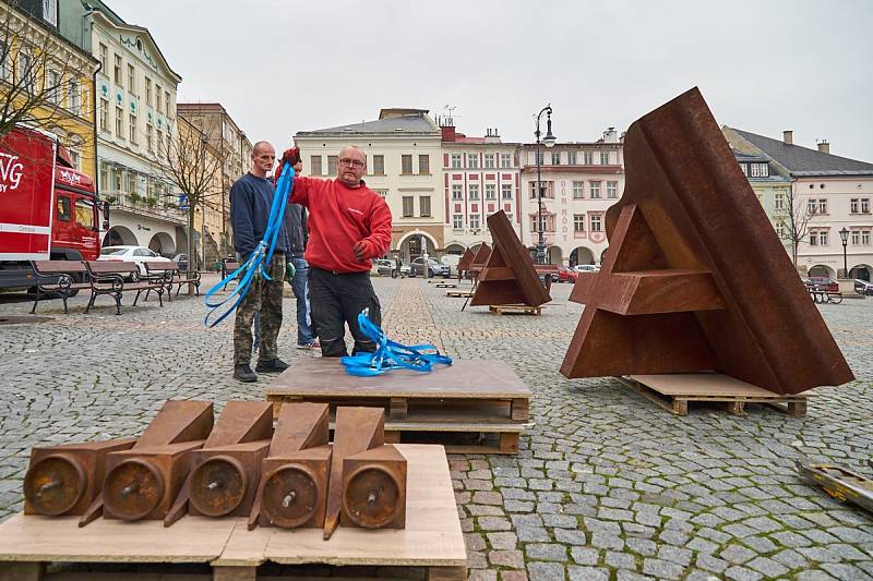 Ocelové klavíry na Krakonošově náměstí v Trutnově.