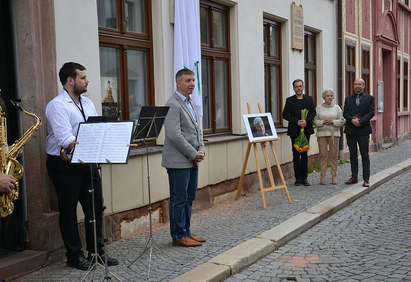 Slavnostní odhalení pamětní desky herci Stanislavu Zindulkovi. Sraz rodáků a přátel Jilemnice se konal po dlouhých 115 letech.