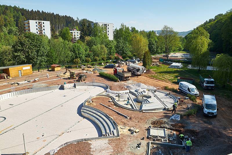 Rekonstrukce letního koupaliště je ve finiši. Lidé by se mohli jít poprvé vykoupat na začátku prázdnin.