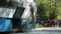 Zájezdový autobus zcela vyhořel nedaleko Nemojova na Královédvorsku