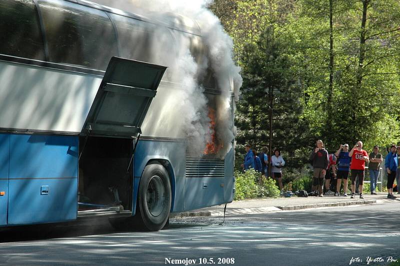 Zájezdový autobus zcela vyhořel nedaleko Nemojova na Královédvorsku