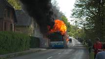 Zájezdový autobus zcela vyhořel nedaleko Nemojova na Královédvorsku