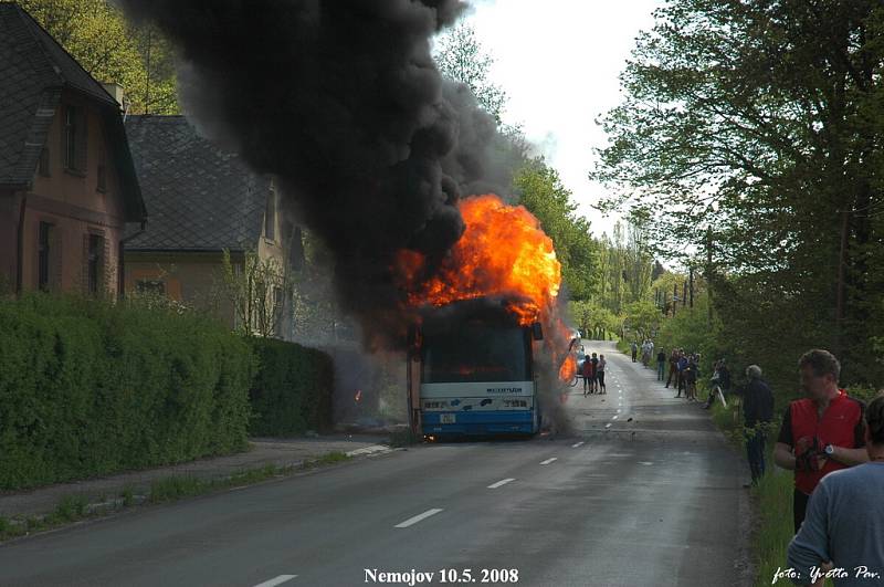 Zájezdový autobus zcela vyhořel nedaleko Nemojova na Královédvorsku