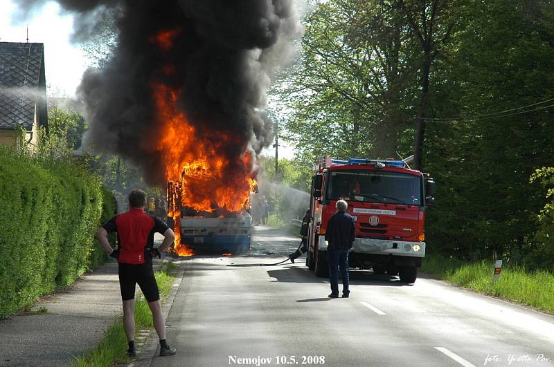 Zájezdový autobus zcela vyhořel nedaleko Nemojova na Královédvorsku