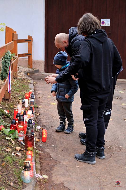 Lidé si ve středu připomněli výročí 17. listopadu na chalupě Václava Havla na Hrádečku u Trutnova.