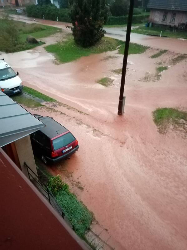 Borovničkou se valily v pondělí navečer velké proudy vody. Nebylo to poprvé, nyní však nejsilněji za poslední roky.