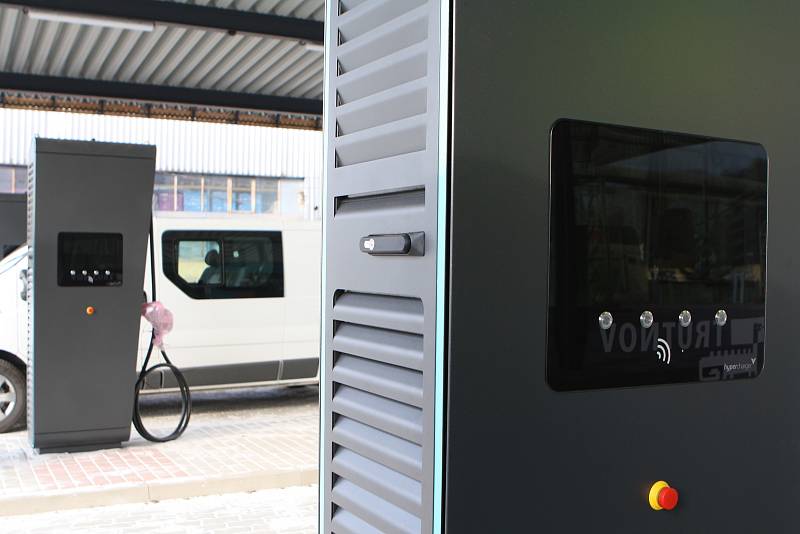 Provozovatel MHD v Trutnově, společnost Arriva Východní Čechy, postavila v Poříčí dobíjecí depo pro elektrobusy. Nové kloubové autobusy na stlačený zemní plyn už má, čeká na dodání vozů na elektrický pohon.