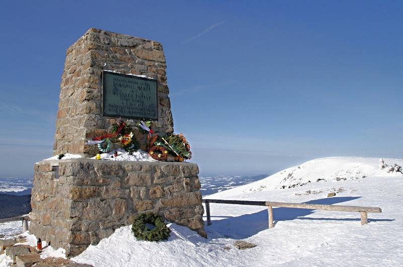 Pomník tragicky zemřelých lyžařů Bohumila Hanče a Václava Vrbaty v Krkonoších.