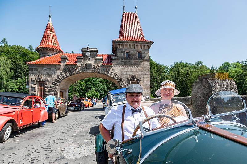 Národní sraz Citroënů 2CV, lidově zvaných kachen.