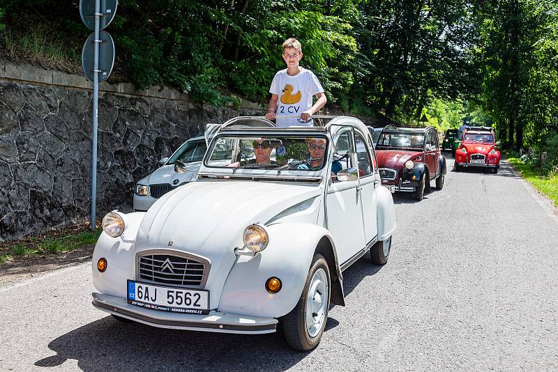 Národní sraz Citroënů 2CV, lidově zvaných kachen.