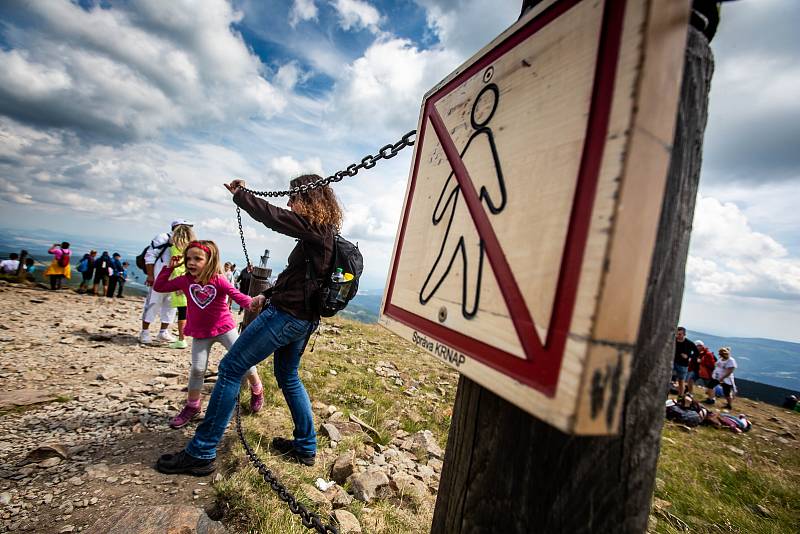 S vysokou návštěvností nejvyšší hory České republiky se pojí i problémy. Stovky turistů porušují zákaz vstupu a piknikují hned za cedulemi se zákazem.