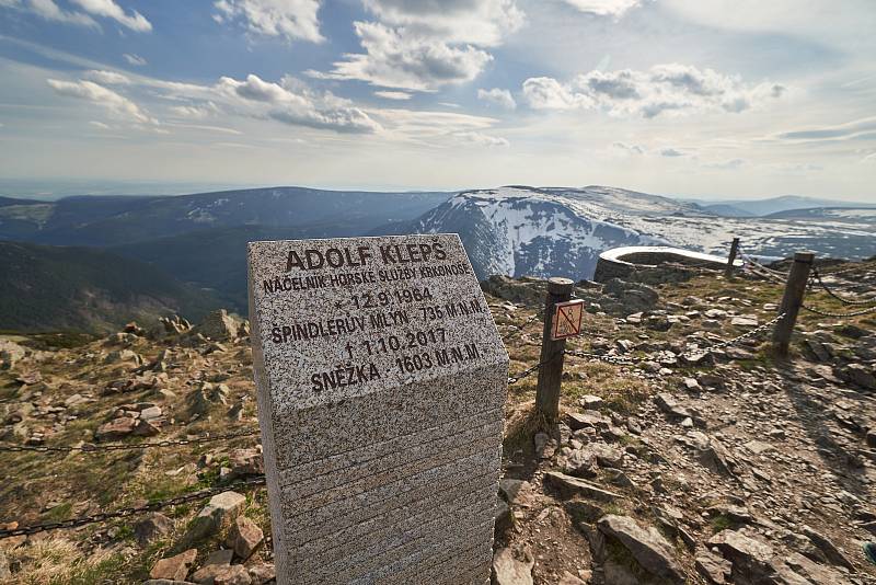 Druhý prodloužený květnový víkend využila řada lidí k výletům do hor a turistickým túrám v Krkonoších.