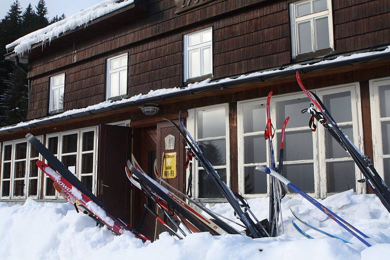 Karel Chotek koupil se dvěma přáteli za 7,2 milionu korun chátrající objekt Lysečinské boudy a potřebné pozemky a oživil tradiční horskou chatu.