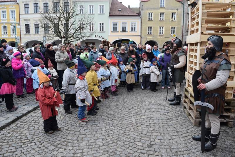 Přehlídkou zajímavých a neobvyklých masek byl masopust v Hostinném. 