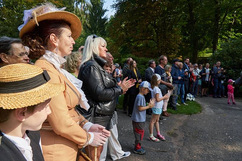 Slavnostní odhalení sochy Tanec smrti v trutnovském městském parku.