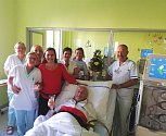 Tým hemodialyzačního střediska trutnovské nemocnice poblahopřál Josefu Křechovi k 95. narozeninám.